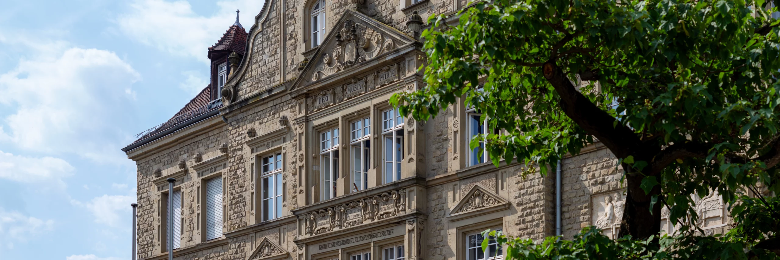 Ostfassade des Schulgebäudes