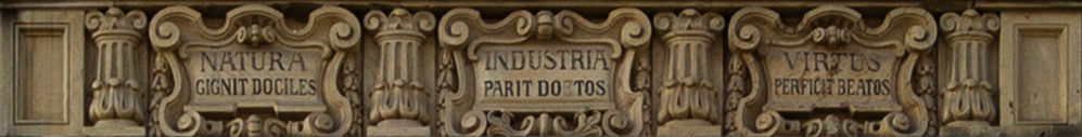 Inschrift über dem Hauptportal: "Natura gignit dociles; Industria parit doetos; Virtus perficit beatos"