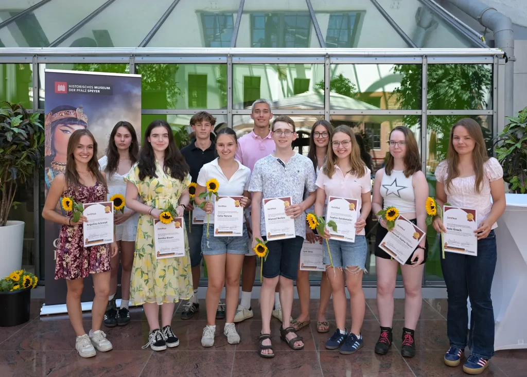 Schülerinnen und Schüler des GaK mit ihren Zertifikaten des Historischen Museums