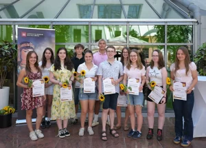Schülerinnen und Schüler des GaK mit ihren Zertifikaten des Historischen Museums