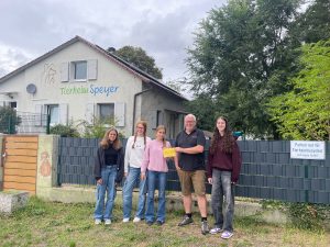 Spendenübergabe durch Schülerinnen der 8c an Herrn Uwe Grimm, 1. Vorsitzender des Tierschutzvereins Speyer