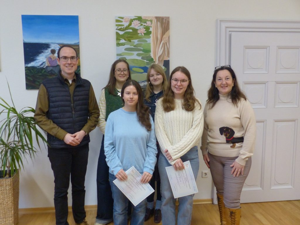 Übergabe der DELF-Zertifikate an Schülerinnen der MSS 13