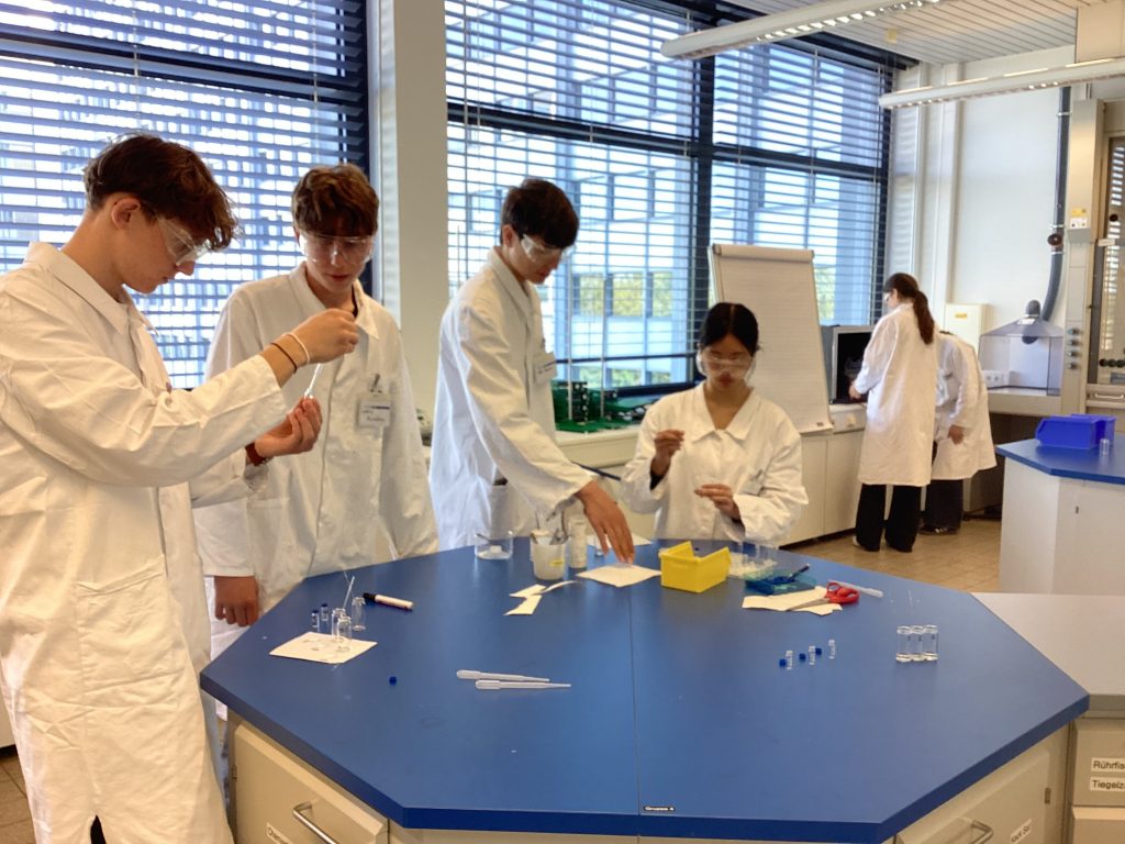 Der Leistungskurs Chemie 11 beim BASF „Teens' Lab"