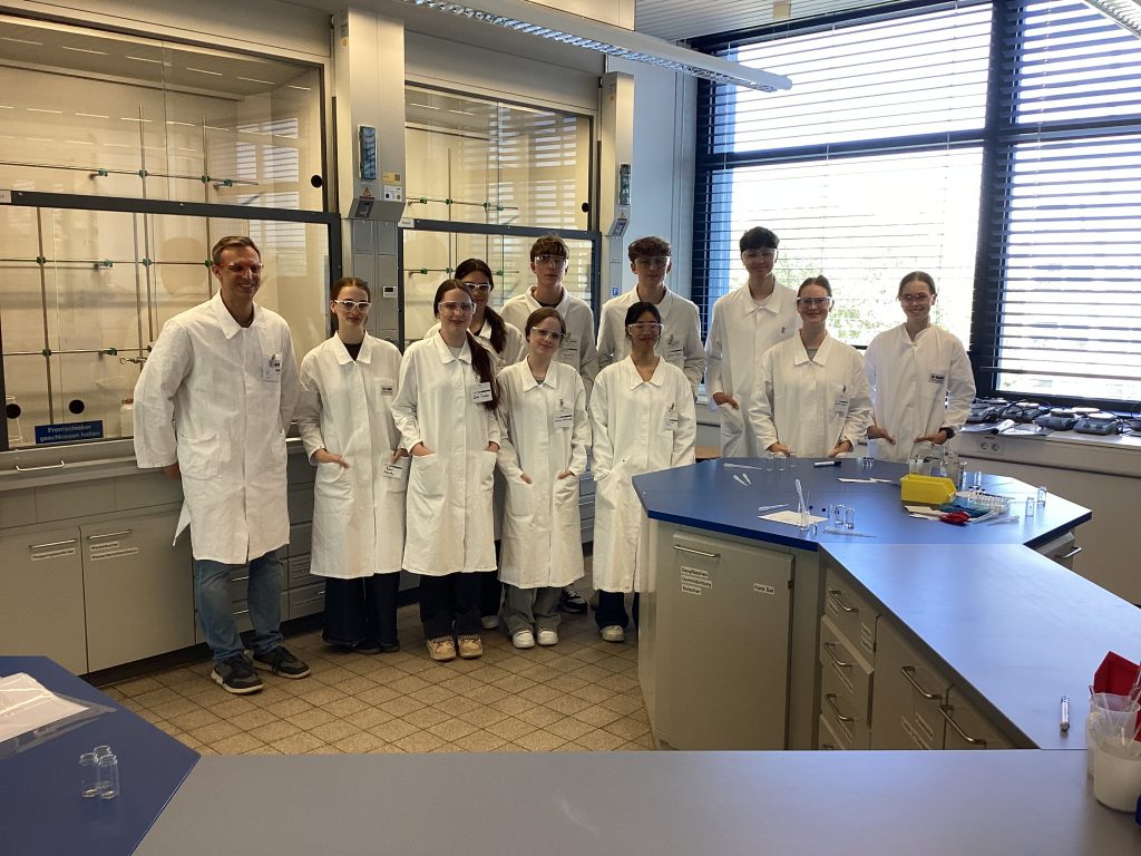 Der Leistungskurs Chemie 11 beim BASF „Teens' Lab"