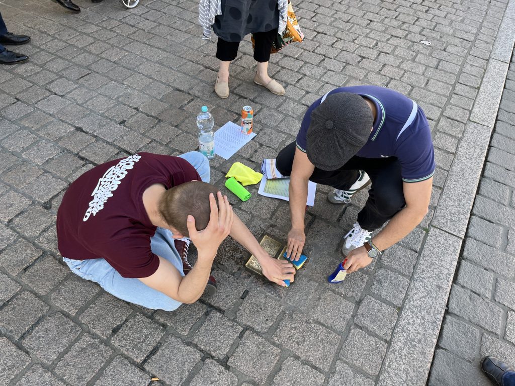 Impression von der Stolpersteinputzaktion