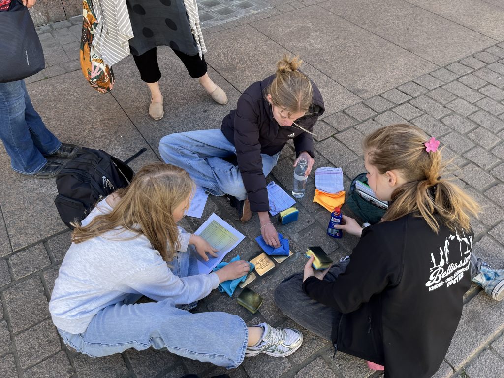 Impression von der Stolpersteinputzaktion